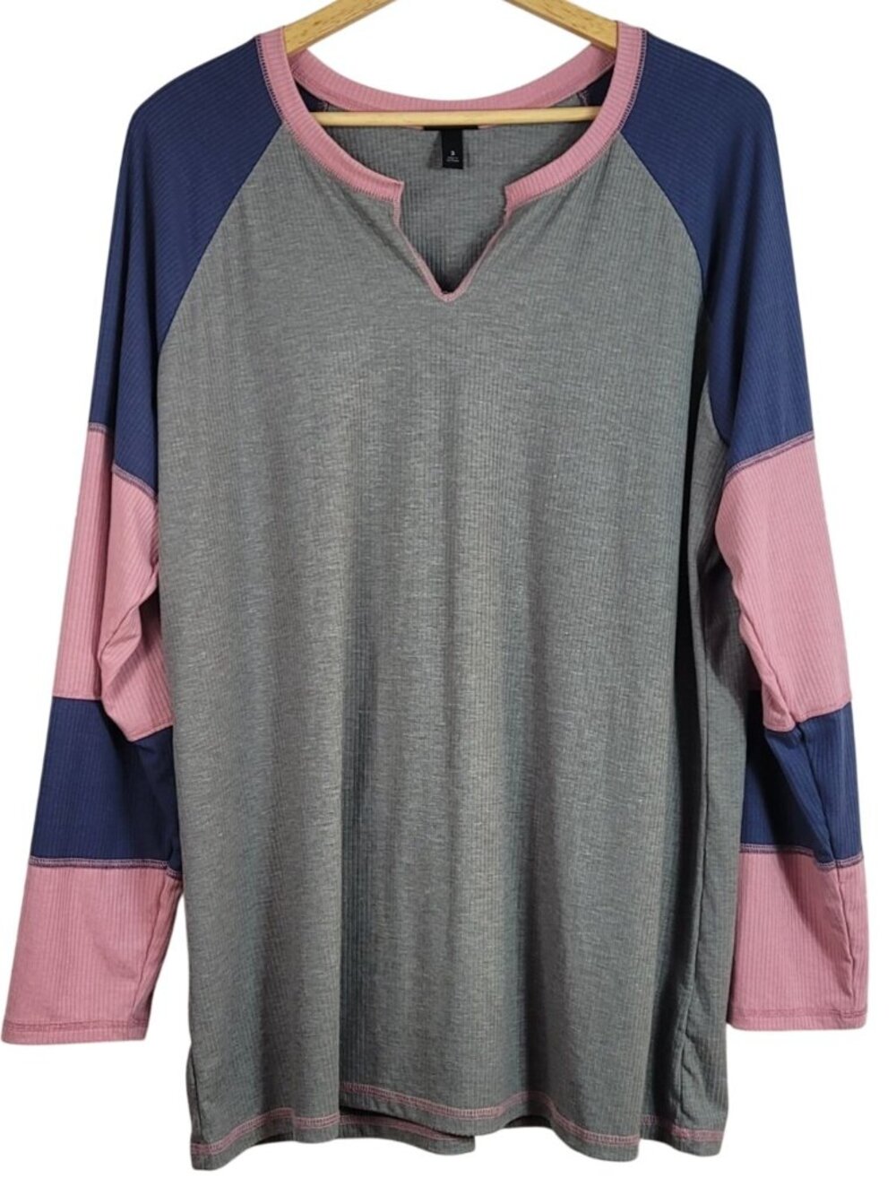 Torrid Raglan Long Sleeve Top Gray 3X Split V Neck Pink Blue Pullover Ribbed